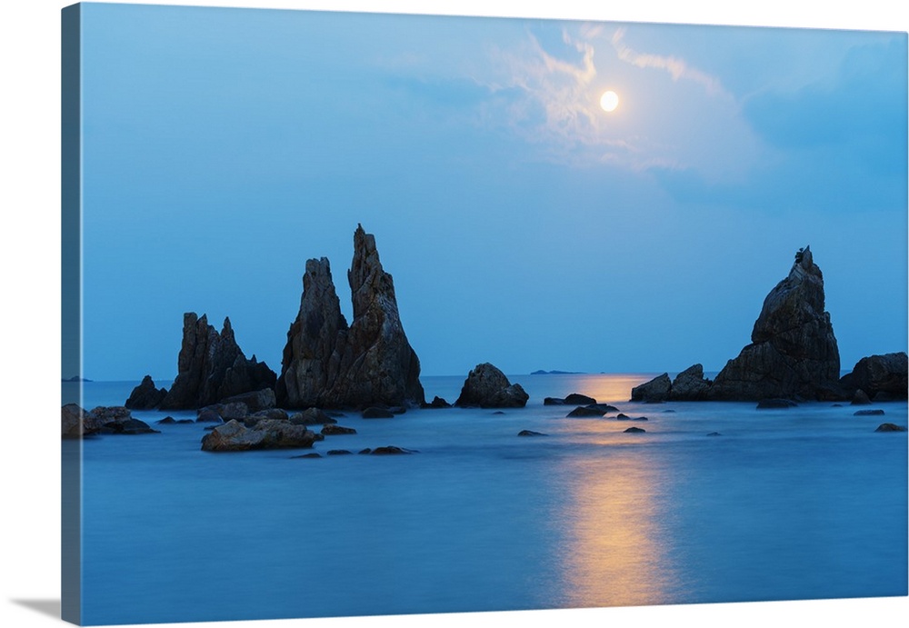 Asia, Japan, Honshu, Wakayama prefecture, Hashikuiiwa, full moon rising over rock stacks.