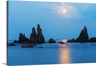 Japan, Honshu, Wakayama prefecture, Hashikuiiwa, full moon rising over rock stacks