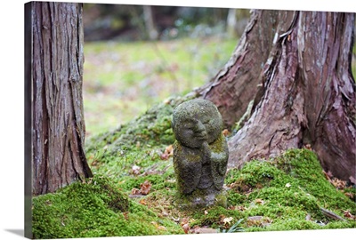 Japan, Kyoto, Sanzen in temple stone statue of a monk praying