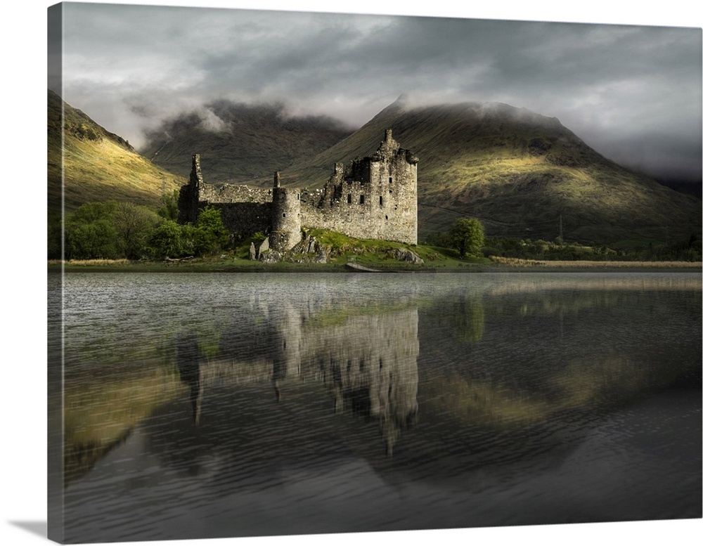 Kilchurn Castle on Loch Awe, Aryll and Bute, Scotland, Great Britain