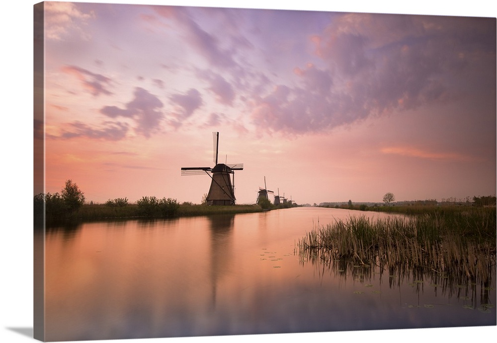 Kinderdijk, Netherlands The windmills of Kinderdijk resumed at sunrise.