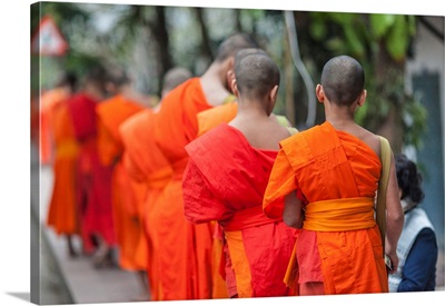 Laos, Luang Prabang, Tak Bat, Dawn Procession Of Buddhist Monks Collecting Alms
