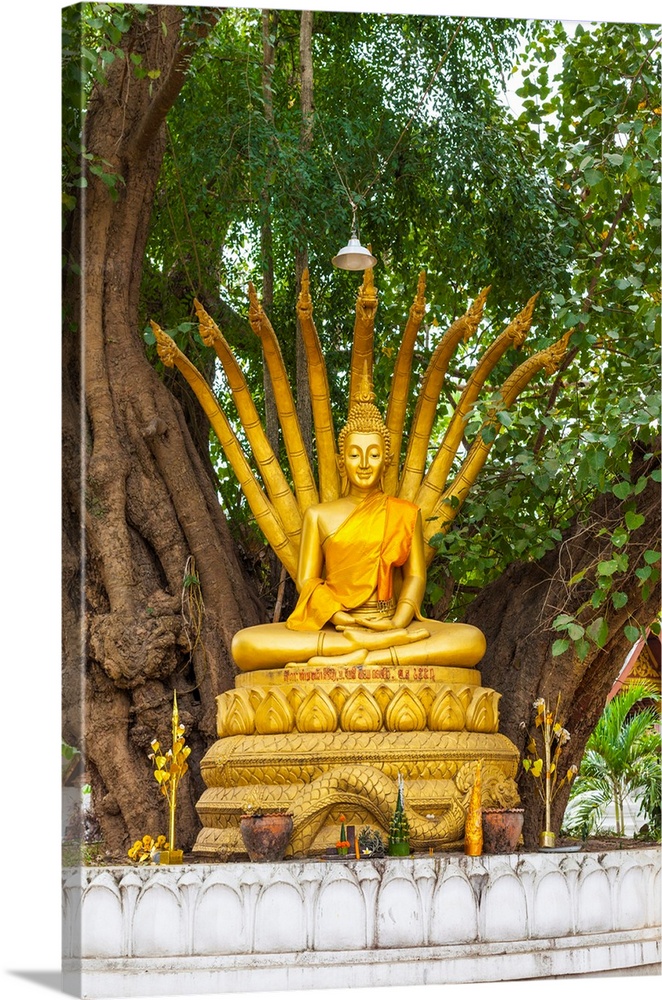Laos, Luang Prabang, Wat Wisunarat, golden Buddha.