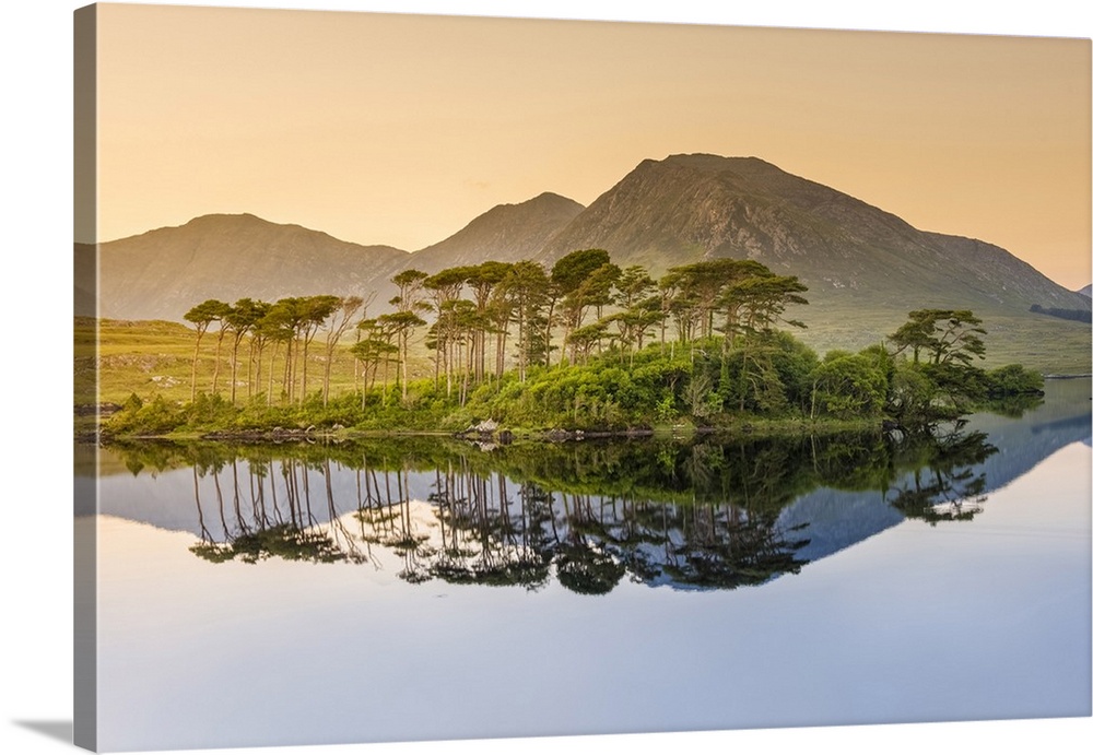 Connemara, County Galway, Connacht province, Republic of Ireland, Europe. Lough Inagh lake. Twelve Bens and Pines Island r...