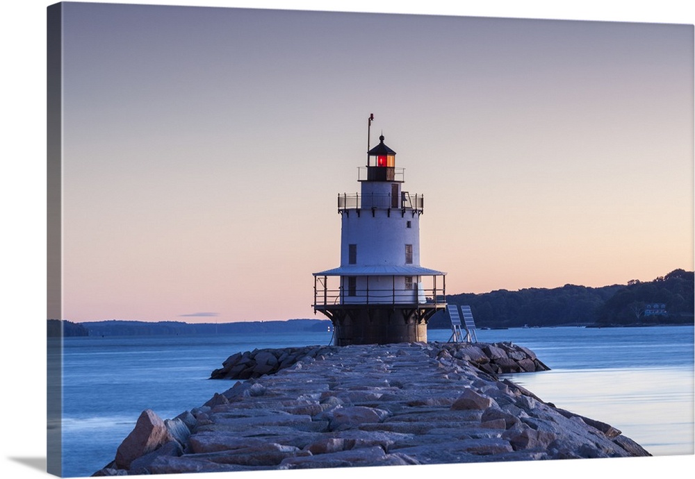 USA, Maine, Portland, Spring Point Ledge Lighthouse, dawn.