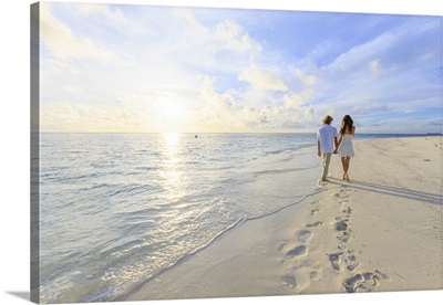 Maldives, South Ari Atoll, Thudufushi Island, couple walking on the beach