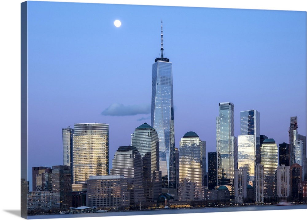 Manhattan and the One World Trade Centre at dusk, from the Exchange Place, Jersey City, New Jersey, USA