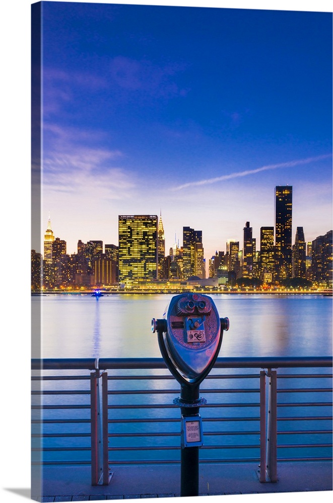 View of Manhattan skyline from Gantry Plaza, New York, USA.