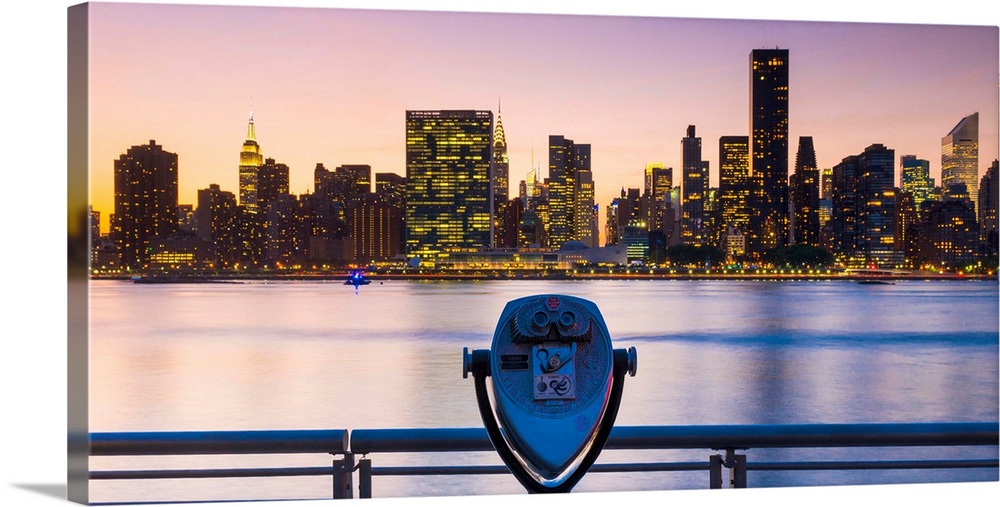 View of Manhattan skyline from Gantry Plaza, New York, USA.