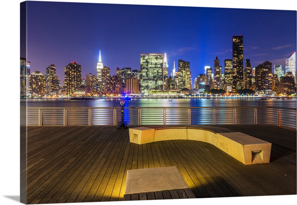 Manhatten skyline at dusk from Gantry Plaza, New York, USA.