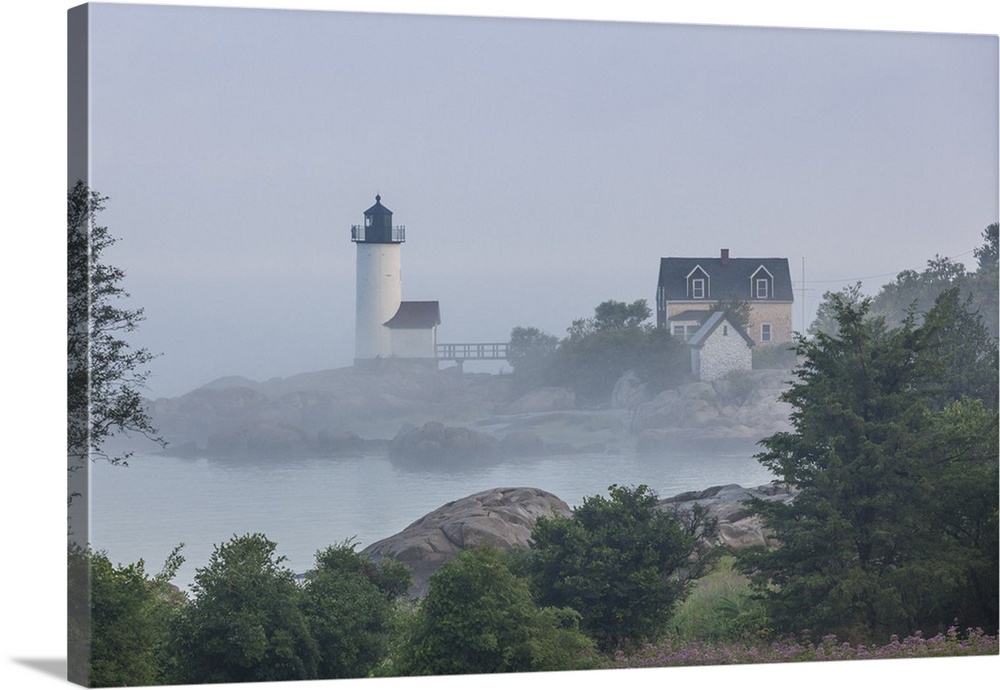 USA, Massachusetts, Cape Ann, Annisquam, Annisquam Lighthouse in fog.