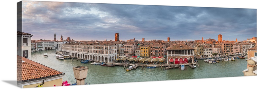 Mercati di Rialto (Rialto market) and Grand Canal, Venice, Italy.
