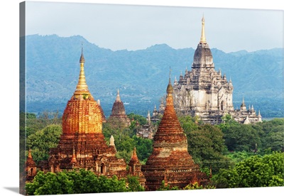 Myanmar, Bagan, pagodas on Bagan plain and Thatbyinnyu Pahto temple