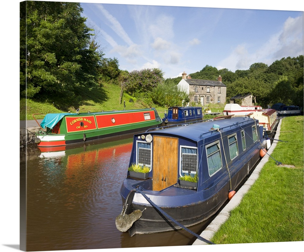 Narrowboats on the Monmouthshire and Brecon Canal at Llangattock, Brecon Beacons National Park, Powys, Wales, UK. Summer, ...