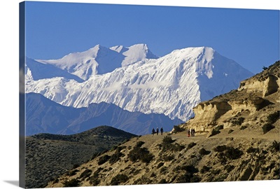 Nepal, Himalaya, Trekkers on the main Mustang trail with the Annapurna massif behind