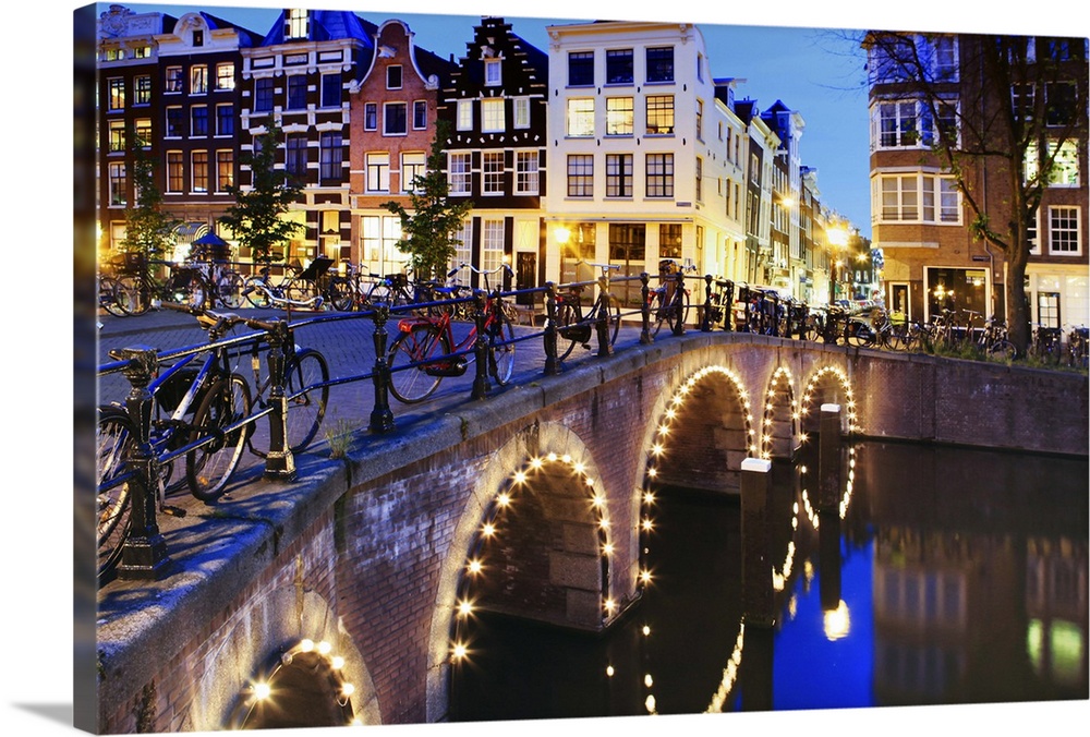 Europe, Netherlands, Holland, Amsterdam, Joordan, Grachtengordel West, Herengracht, a view east along the Blauwburgwal acr...