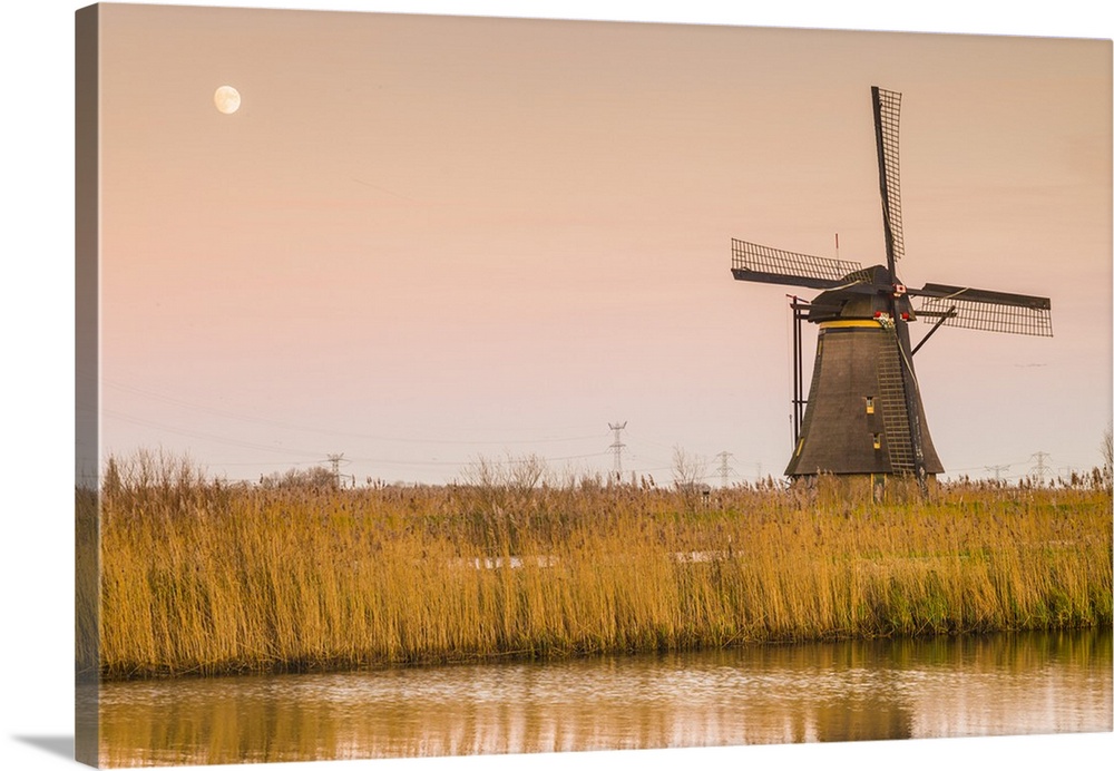 Netherlands, Kinderdijk, Traditional Dutch windmills, dusk.