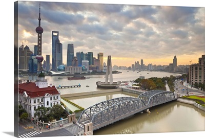 New Pudong skyline, Waibaidu Bridge, Shanghai; China