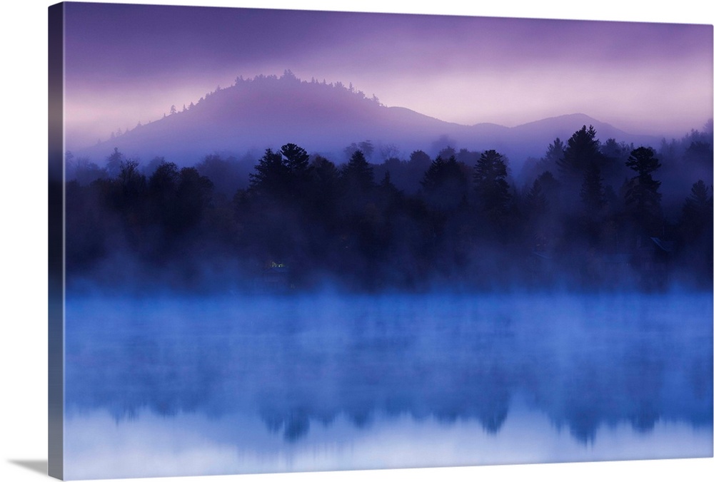 USA, New York, Adirondack Mountains, Lake Placid, Mirror Lake, dawn fog