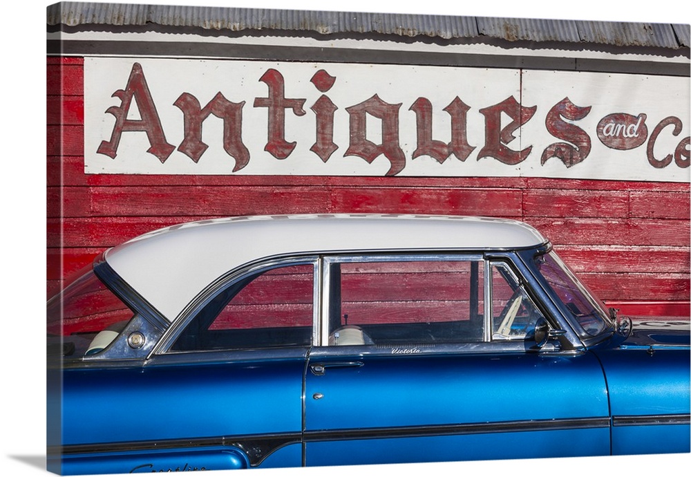 USA, New York, Adirondack Mountains, Warrensburg, 1950s-era Ford car