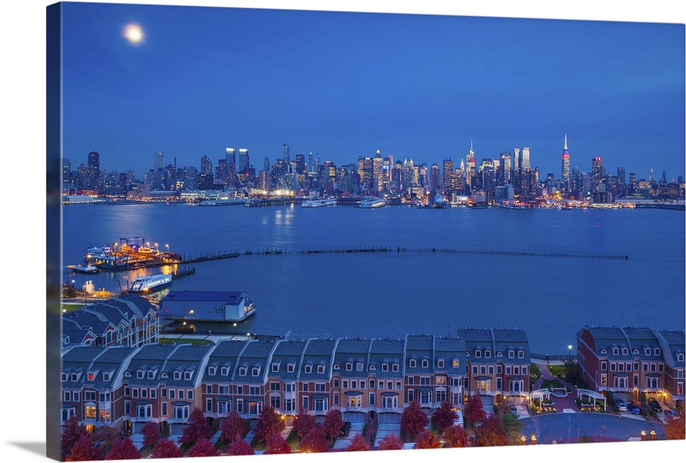 USA, New York, New York City, elevated view of midtown Manhattan fand Empire State Building from Weehawken, New Jersey, dusk