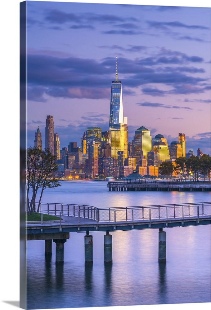 USA, New York, Manhattan, Lower Manhattan and World Trade Center, Freedom Tower across Hudson River from Pier C Park, Hobo...
