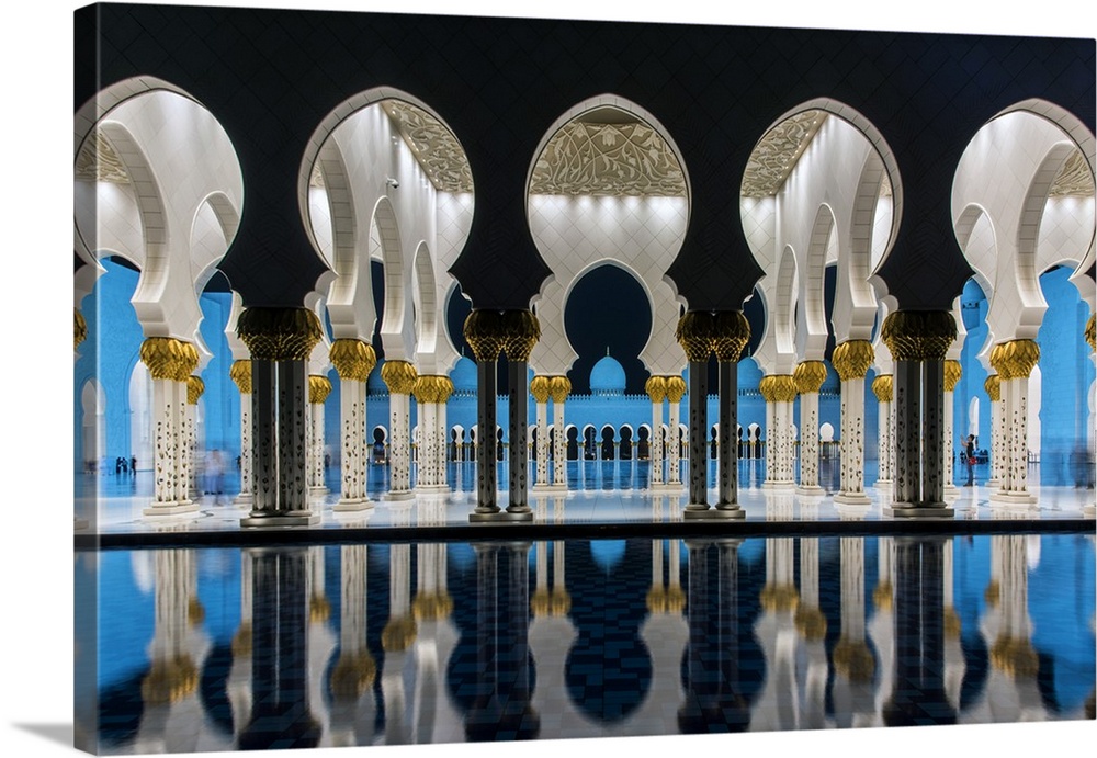 Night view of Sheikh Zayed Mosque reflected in the pool, Abu Dhabi, United Arab Emirates.