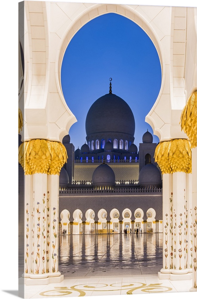 Night view of the inner courtyard of Sheikh Zayed Mosque, Abu Dhabi, United Arab Emirates.