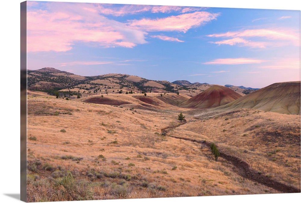 Painted Hills, John Day Fossil Beds National Monument, Oregon, USA.