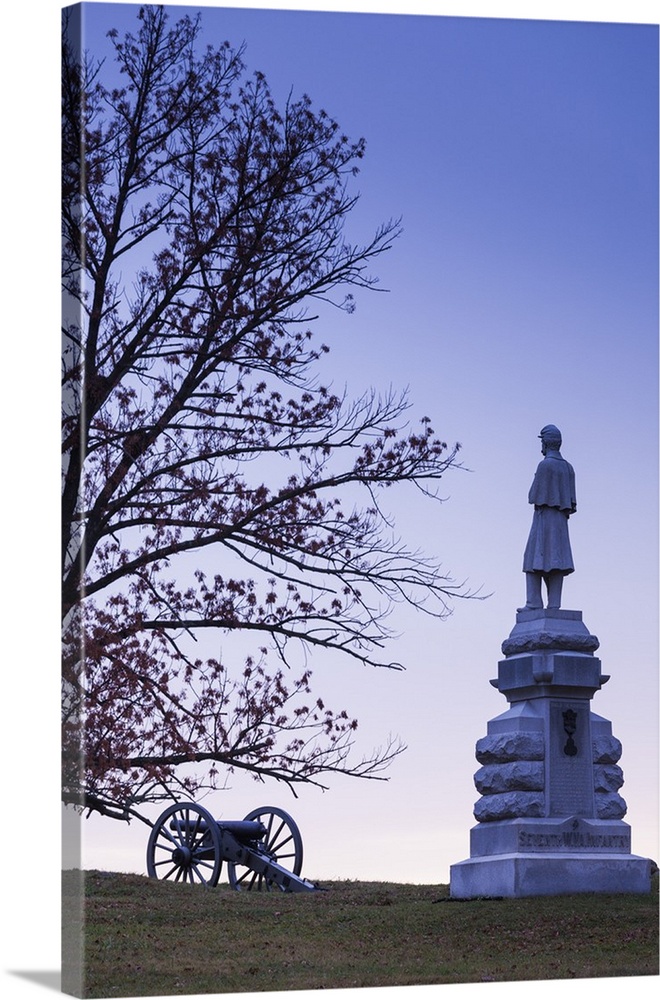 USA, Pennsylvania, Gettysburg, Battle of Gettysburg, tree and battlefield monument, dawn