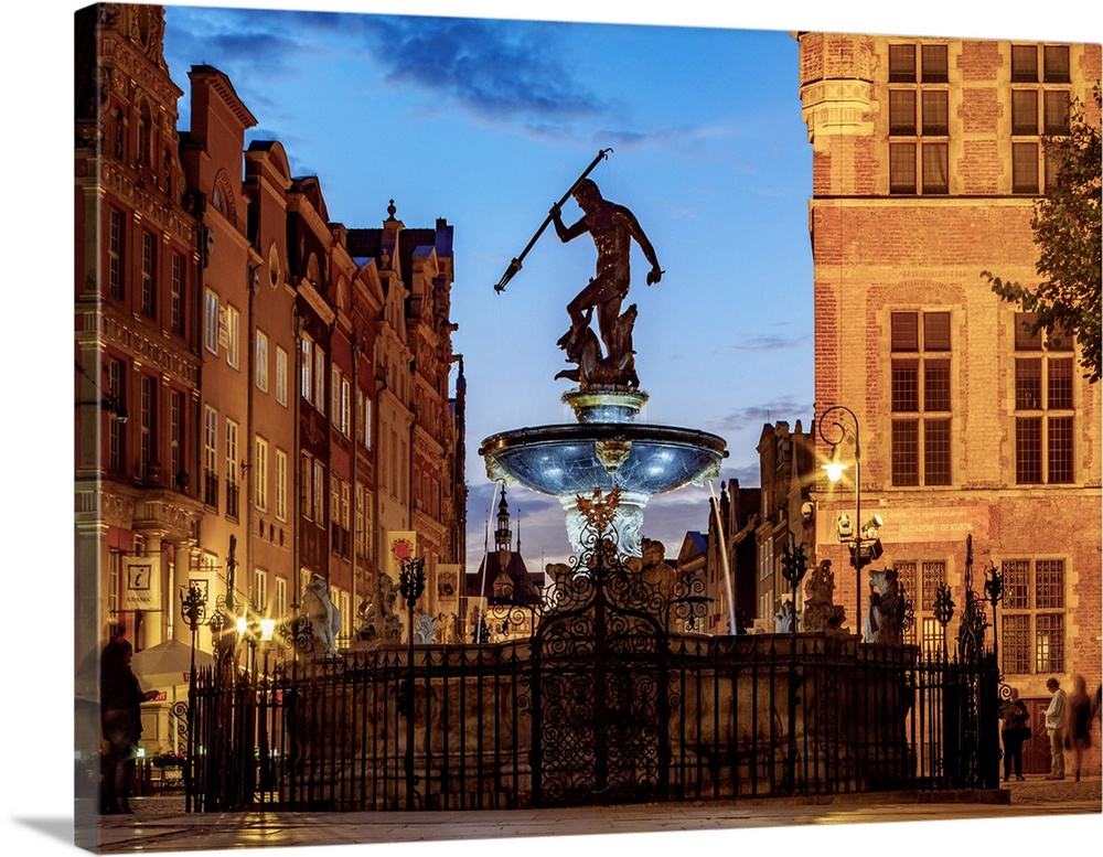 Poland, Pomeranian Voivodeship, Gdansk, Old Town, Neptune's Fountain at twilight.