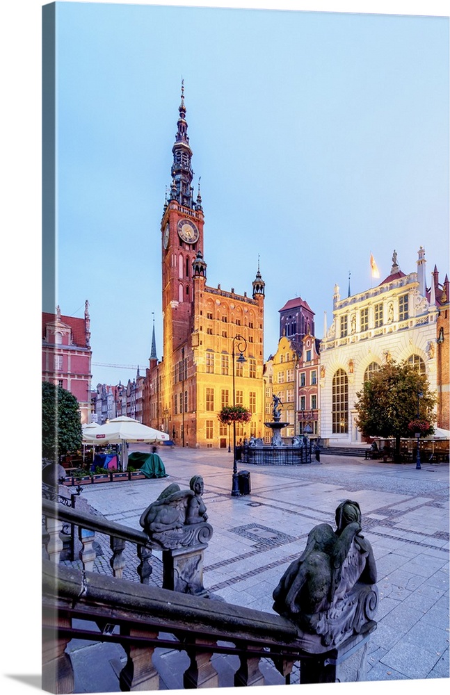 Poland, Pomeranian Voivodeship, Gdansk, Old Town, Twilight view of Long Market and City Hall.