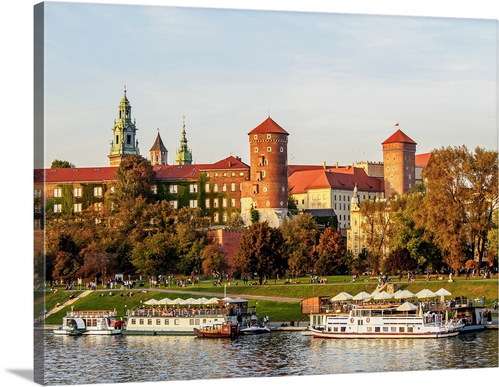 Poland, Lesser Poland Voivodeship, Cracow, Wawel Royal Castle and Vistula River.
