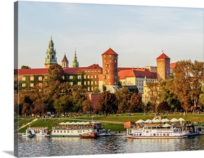 Poland, Lesser Poland Voivodeship, Cracow, Wawel Royal Castle and Vistula River