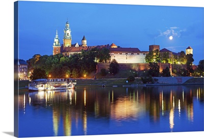Poland, Malopolska, Krakow, full moon over Wawel Hill Castle and Cathedral
