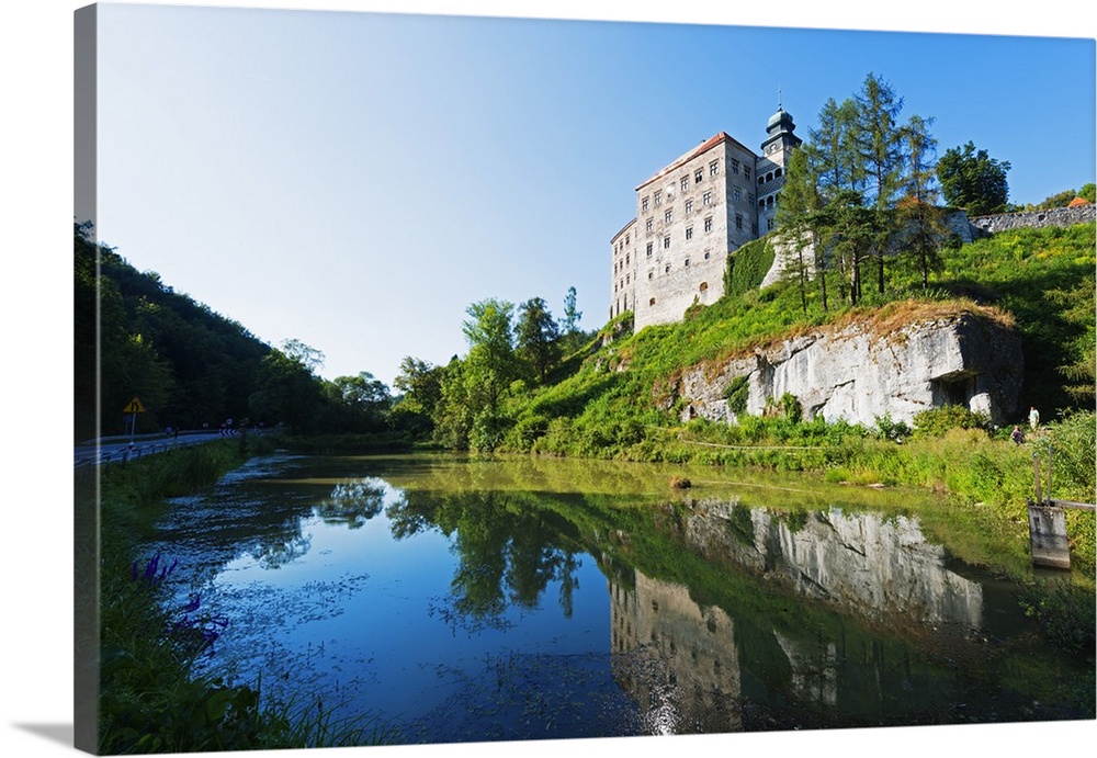 Europe, Poland, Malopolska, Ojcow National Park, Pieskowa Skala Castle.