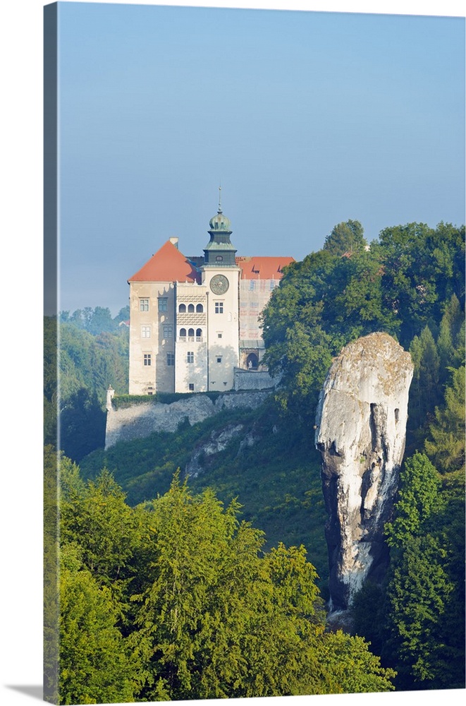 Europe, Poland, Malopolska, Ojcow National Park, Pieskowa Skala Castle and Hercules Club, Maczuga Herkulesa, limestone pil...