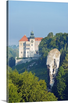 Poland, Ojcow National Park, Pieskowa Skala Castle and Hercules Club
