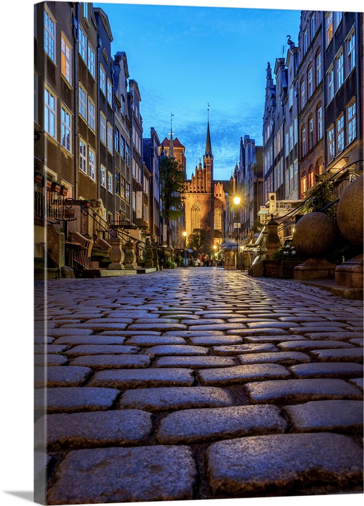 Poland, Pomeranian Voivodeship, Gdansk, Old Town, Mariacka Street at twilight.
