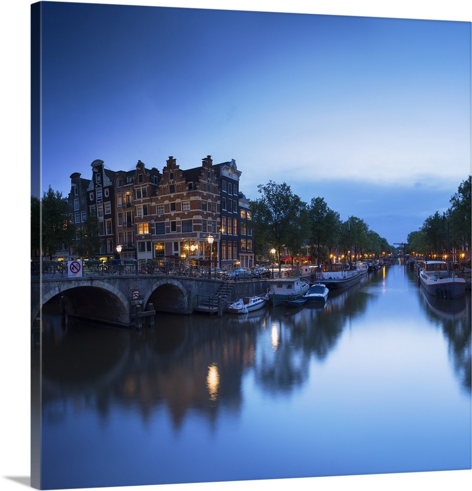 Prinsengracht and Brouwersgracht canals at dusk, Amsterdam, Netherlands.