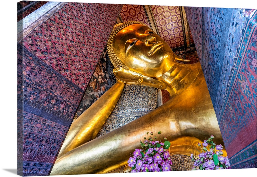 Reclining Buddha golden statue, Wat Pho, Bangkok, Thailand.