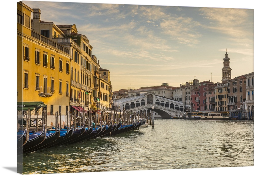 Rialto Bridge, Grand Canal, Venice, Italy.