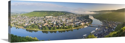 River Moselle and Bernkastel-Kues at dawn, Rhineland-Palatinate, Germany
