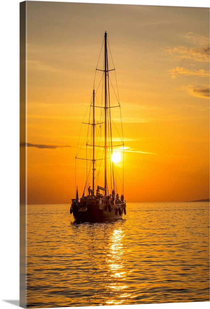 Sailing boat at sunset, Mykonos Town, Mykonos, Cyclade Islands, Greece.