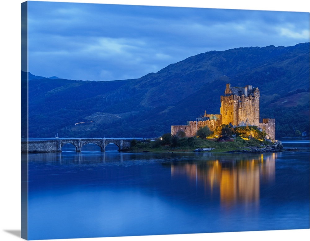 UK, Scotland, Highlands, Dornie, Twilight view of the Eilean Donan Castle.