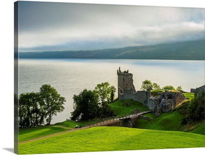 Scotland, Highlands, Urquhart Castle and Loch Ness