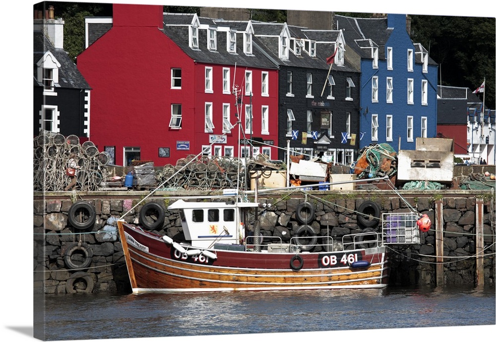 Scotland, Isle of Mull. Fishing boat and colourful waterfront houses at Tobermory harbour.