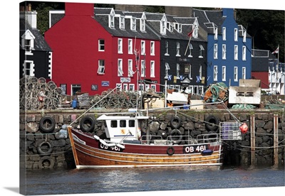 Scotland, Isle of Mull, Fishing boat and waterfront houses at Tobermory harbour