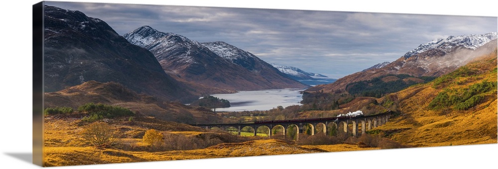 UK, Scotland, Highland, Loch Shiel, Glenfinnan, Glenfinnan Railway Viaduct, part of the West Highland Line, made famous in...
