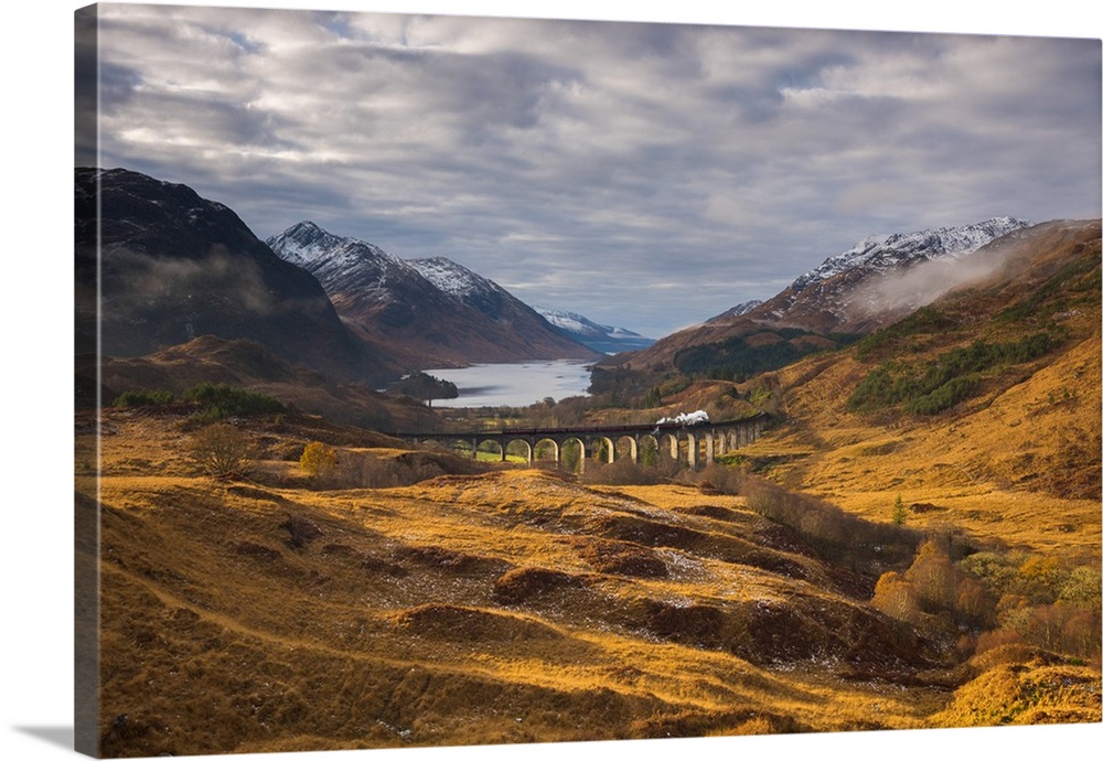 UK, Scotland, Highland, Loch Shiel, Glenfinnan, Glenfinnan Railway Viaduct, part of the West Highland Line, made famous in...